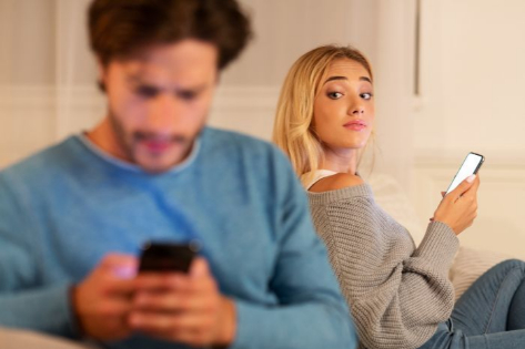 ✓ 5 síntomas en el uso del celular de una pareja infiel